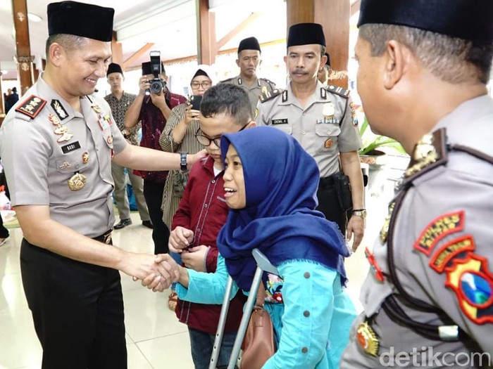 Disaat Tangis Penyandang Disabilitas Ini Pecah dalam Pelukan Polisi